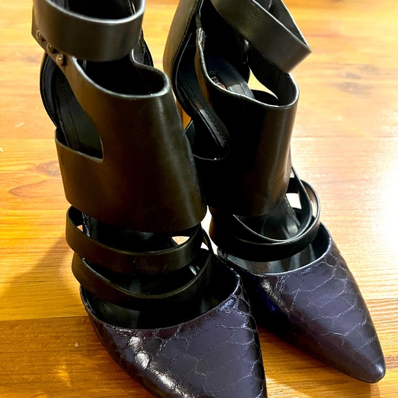 BCBG Canon Metallic Blue snakeskin stilettos - Picture 2 of 7